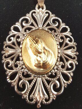 10K Praying Hands Pendant with Serenity Prayer Inscription
